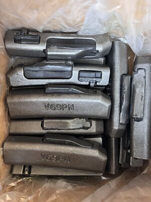 Pin de bloqueo del adaptador de los accesorios de los dientes del cubo de los recambios del excavador V69PN