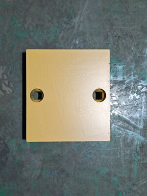 1324715B Cerrojo de estilo gato en los bordes de corte de la cargadora